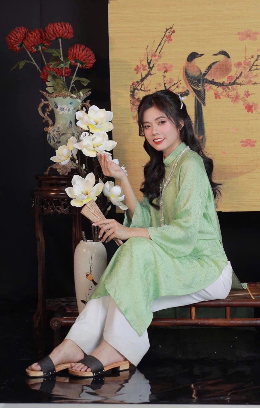 Bộ ảnh cổ phục Việt trong tà áo dài xanh