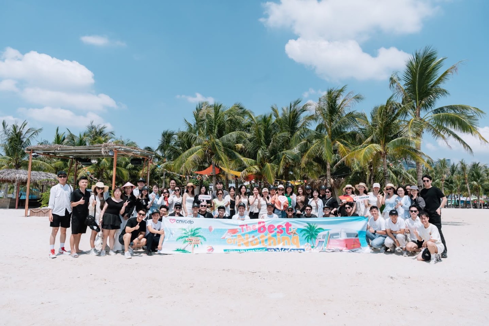 Cả đội CNV chụp ảnh chung trên bãi biển trong chuyến team building
