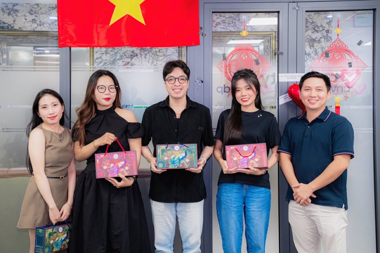 Trao quà trung thu cho nhân viên